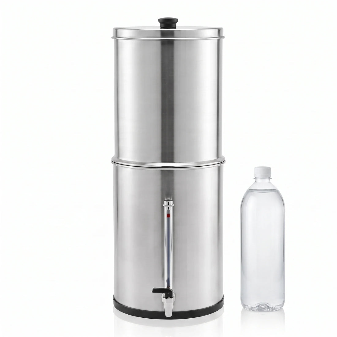Fontaine à gravité Bourget en inox à côté d'une bouteille de 1,5 litre pour l'échelle