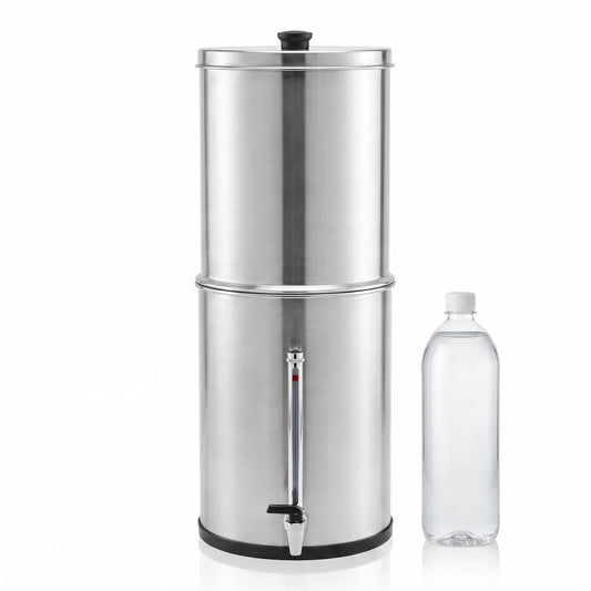 Fontaine à gravité Bourget en inox à côté d'une bouteille de 1,5 litre pour l'échelle
